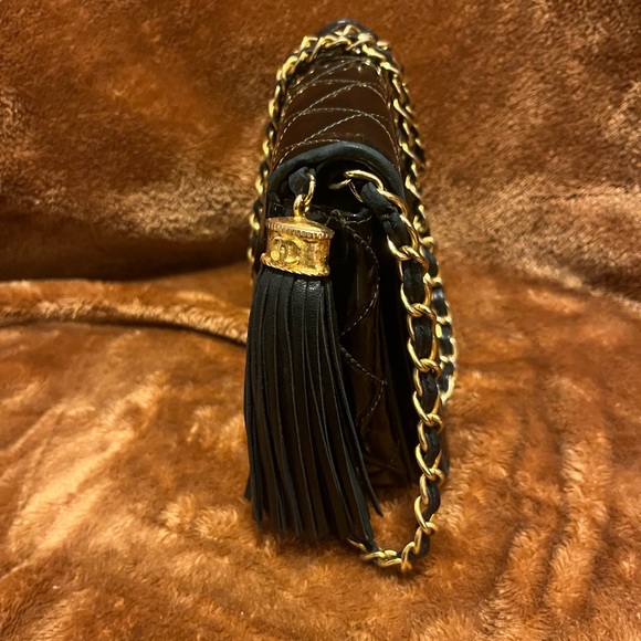 🖤🖤VINTAGE CHANEL🖤🖤 Beautiful Crossbody Torn Strap - Picture 8 of 8